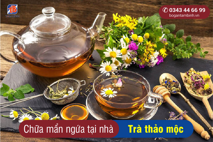 Uống trà thảo mộc giảm mẩn ngứa